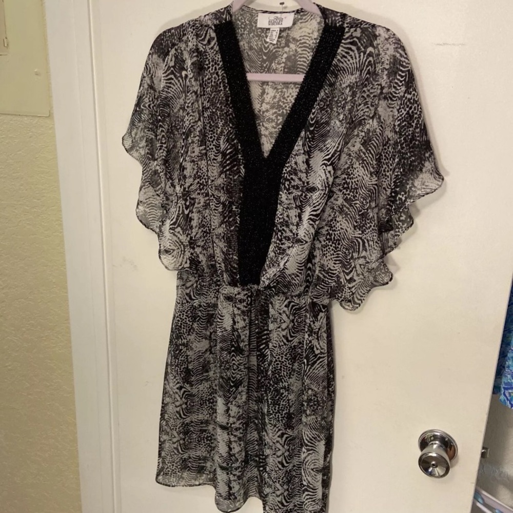 Belle Badgley Mischka Chiffon Dress Sz 4
Black White zebra print flutter sleeve